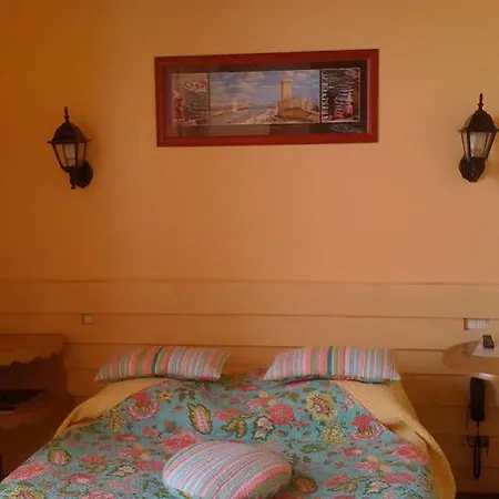 Otel De La Tour 2*
